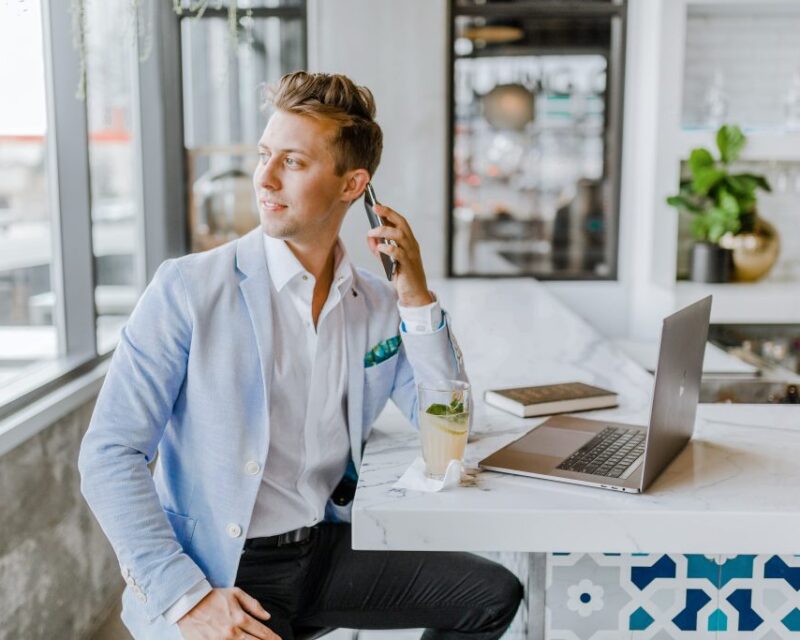 Real-estate-agent-1024×683